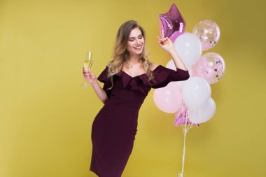 Mutlu duygu ve hareket, güzel sarışın kadın seksi partide dans elbise ve şampanya içmek 