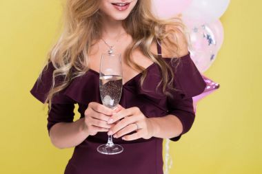 Güzel ürün portre Studio bir kadeh şampanya Noel partisi ile sarışın kadın