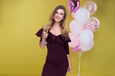 Mutlu yeni yıl 2018! Parlak sarışın kadın kutlamak Noel ve yeni yıl şampanya ile. Parti üzerinde Kırmızı elbiseli güzel seksi kız