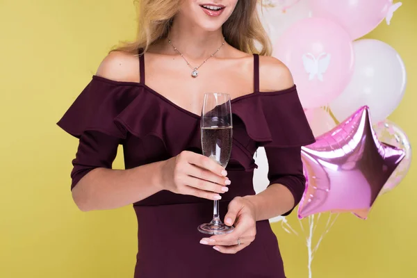 Retrato de colheita de mulher loira bonita com copo de champanhe. Menina em vestido atraente e sexy na festa com balões — Fotografia de Stock