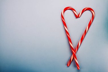 lolipop mavi zemin üzerine. Kalp şeklinde. 