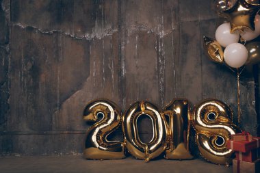 Yeni Yılınız Kutlu Olsun. Karanlık duvar ve Noel öznitelikleri, altın balonlar 2018. Noel partisine hazırlanıyor.