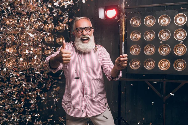 Ein fröhlicher Weihnachtsmann zeigt eine gute Geste und hat Spaß an der Weihnachtsfeier. 2018 Neujahr und lustiger bärtiger Mann mit funkelndem Lachen, Lächeln und Tanz, während er Mitternacht auf Weihnachten wartet. — Stockfoto