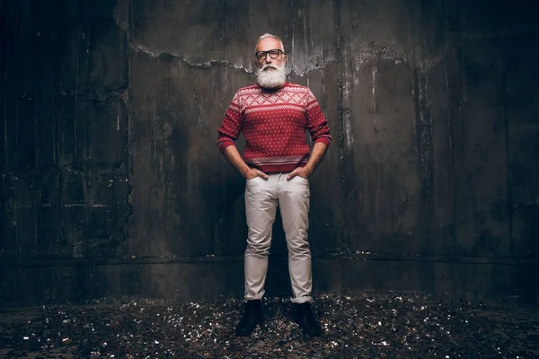 Hermoso Papá Noel moderno en ropa de moda. Hermoso hombre mayor barbudo en jersey de Navidad. Feliz Navidad y un feliz año nuevo 2018 ! — Foto de Stock