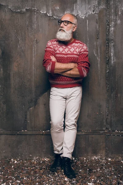 Hermoso Papá Noel moderno en ropa de moda. Hermoso hombre mayor barbudo en jersey de Navidad. Feliz Navidad y un feliz año nuevo 2018 ! —  Fotos de Stock