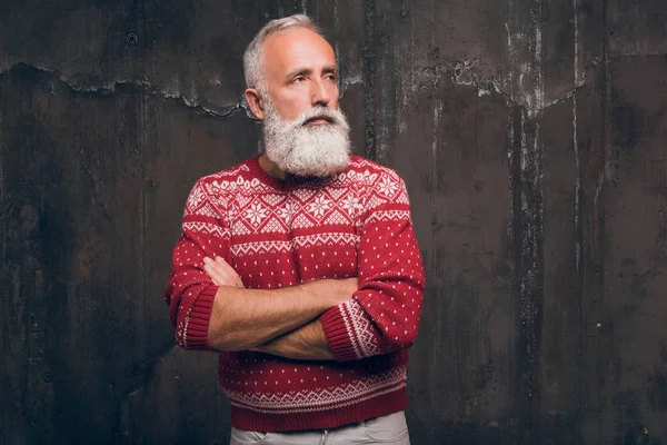 Hermoso hombre mayor barbudo en jersey de Navidad. Hermoso hombre mayor barbudo en jersey de Navidad . — Foto de Stock