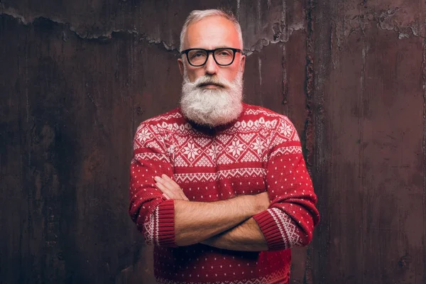 Beautiful senior bearded man in Christmas sweater. Santa Claus wishes Merry Christmas — Stock Photo, Image