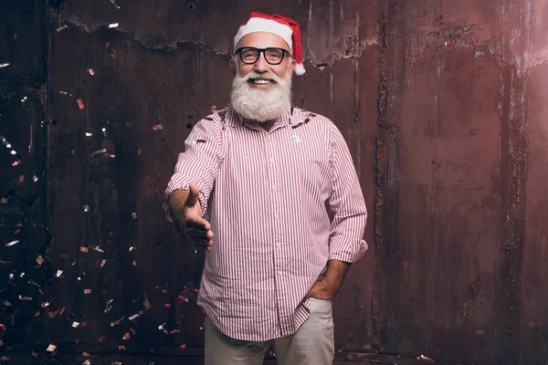 Feliz hombre barbudo y moderno en el sombrero de Santa y en gafas de moda. Feliz Año Nuevo 2018 y fiesta moderna con la moda de Santa — Foto de Stock