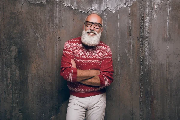 Moderni kaunis Joulupukki muodikkaissa vaatteissa. Kaunis vanhempi mies parrakkaana joulupuserossa. Hyvää joulua ja onnellista uutta vuotta 2018 ! — kuvapankkivalokuva