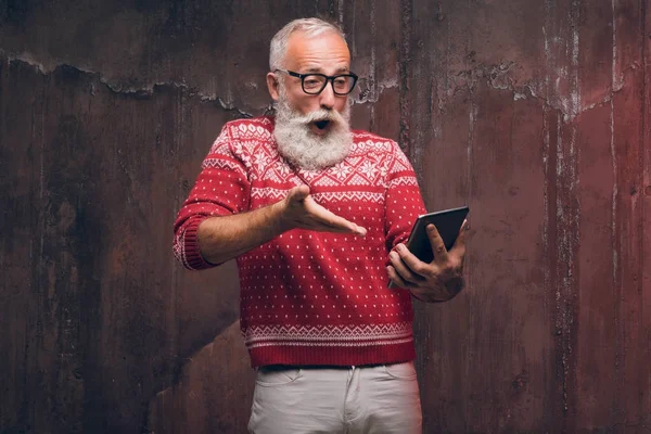 Feliz hombre felicita a sus familiares con la Navidad y un feliz año nuevo . —  Fotos de Stock