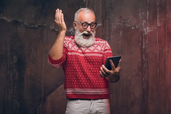 Feliz hombre felicita a sus familiares con la Navidad y un feliz año nuevo . —  Fotos de Stock