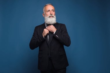 Moda ve şık erkek takım elbise ve kravat sakallı. İş tarzı. Moda görüntü. Ofis iş işçi. 