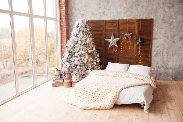 Navidad y Año Nuevo decorado habitación interior con regalos y árbol de año nuevo — Foto de Stock