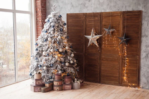 Navidad y Año Nuevo decorado habitación interior con regalos y árbol de año nuevo — Foto de Stock