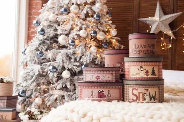 Salle intérieure décorée de Noël et du Nouvel An avec cadeaux et sapin du Nouvel An — Photo