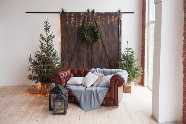 Natal e Ano Novo decorado quarto interior com presentes e árvore de Ano Novo — Fotografia de Stock
