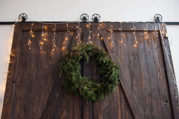 Χριστούγεννα και Πρωτοχρονιά διακοσμημένο εσωτερικό δωμάτιο με δώρα και το νέο έτος δέντρο — Φωτογραφία Αρχείου