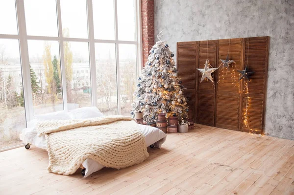 Weihnachten und Neujahr geschmückter Innenraum mit Geschenken und Neujahrsbaum — Stockfoto