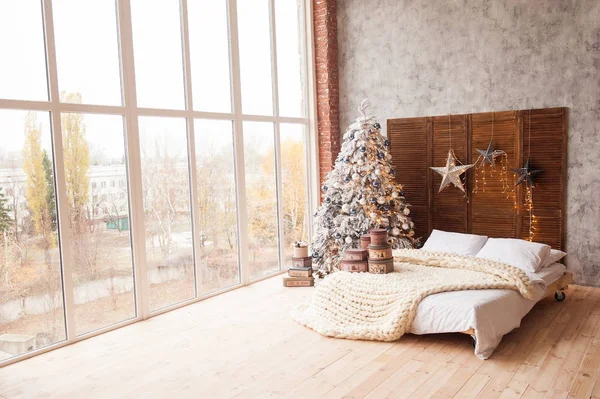 Kerst en Nieuwjaar ingericht interieur kamer met cadeautjes en Nieuwjaar boom — Stockfoto