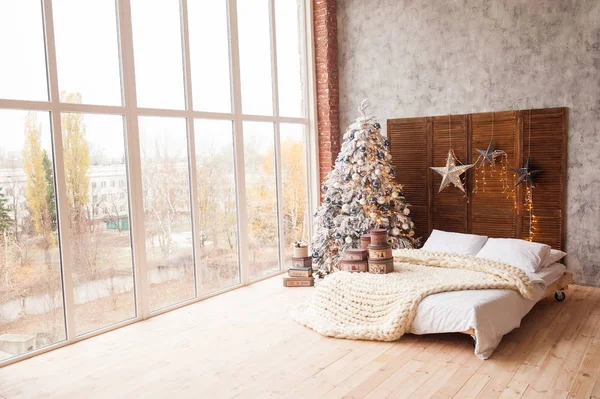 Navidad y Año Nuevo decorado habitación interior con regalos y árbol de año nuevo — Foto de Stock