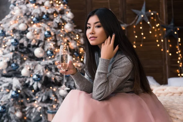シャンパン グラスで美しいアジアの女性。クリスマス ・ イヴ。X マス、年末年始と人々 の概念 — ストック写真