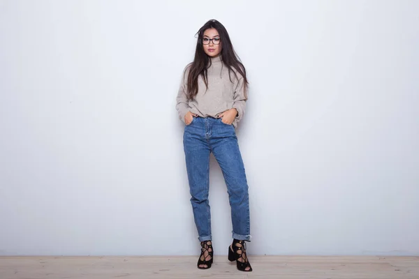 Menina desgastante na moda em um óculos modernos para a vista posando isolado no fundo branco. Moda na nossa vida. Menina asiática elegante posando e sorriso — Fotografia de Stock