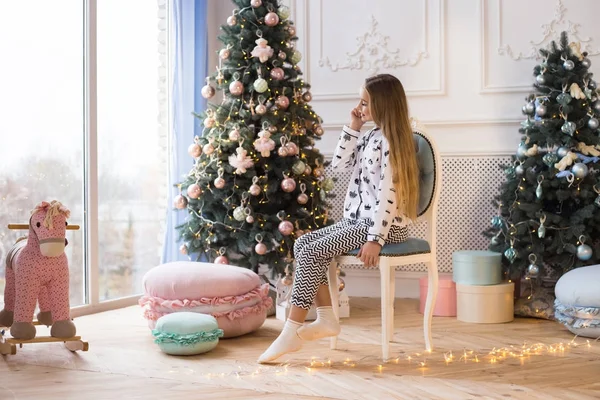 Happy Christmas - Beautiful girl with Christmas gift. Christmas decorations in the children's room. — Stock Photo, Image