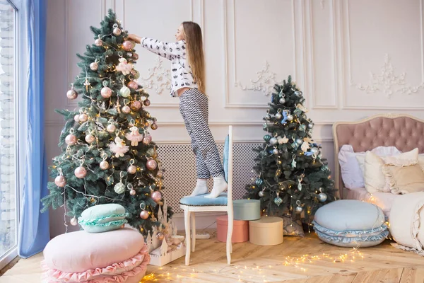 Güzel mutlu gülümseyen kız kapalı Noel ağacı süsleme. Yeni yıl için hazırlık kavramı. 