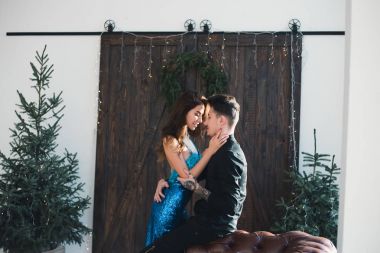 Bir an için gerçek tutku öpücük. Güzel Romantik Çift aşık Christmas Tree yakınındaki zarif aşınmaya birbirlerine öpücük. Gerçek en büyük aşkım yakınındaki mutlu anları