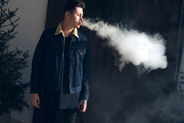 年轻男子胡子 vaping 电子香烟。大量的烟雾 — 图库照片