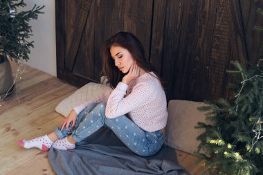 Portre sıcak kış giysileri ahşap arka plan üzerinde uzun saçlı güzel kız. 