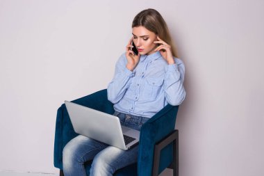 Gri arka plan üzerinde Evet ciddi iş kadın portresi. Cep telefonu üzerinde konuşurken uzun saçlı kız. 