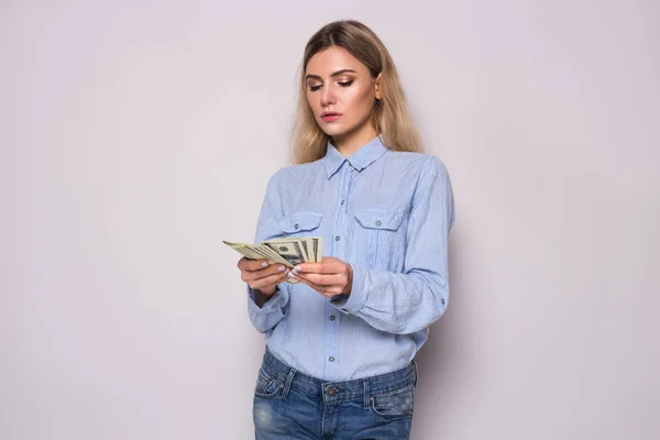 Geschäftsfrau beim Geldzählen. Finanzielle Freiheit zielt auf ein Erfolgskonzept ab. Mädchen berechnet Gehalt — Stockfoto