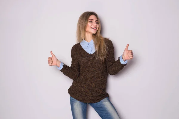 Sorrindo muito jovem mulher mostrando polegares isolados no fundo cinza . — Fotografia de Stock