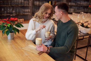 Bir çift üzerinde bir tarihtir. Onlar sarılma ve konuşuyor. Gençler kahve içiyor. Sevgililer günü.