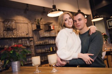 Birkaç kafede Sevgililer Günü'nde oturuyor. Kadın erkek arkadaşıyla sarılma. Onlar bir tarih vardır. Havada aşk atmosferini.