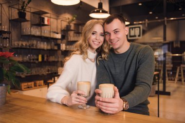 Birkaç kafede oturan ve Sevgililer günü kutluyor. Onlar bir tarih vardır. Havada aşk atmosferini..