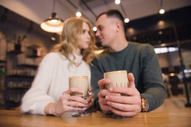Birkaç kafede oturan ve Sevgililer günü kutluyor. Onlar bir tarih vardır. Havada aşk atmosferini.