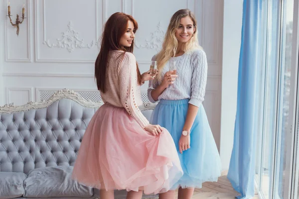 Zwei Mädchen posieren für das Foto. sie trinken Champagner — Stockfoto