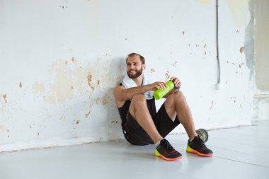 Spor salonu ve içme suyu çalışma dışarı bir mola adam uygun. Güleryüzlü.