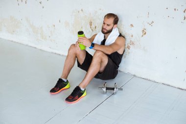 Spor salonu ve içme suyu çalışma dışarı bir mola adam uygun. 