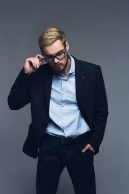 Şık ve kendinden emin. Öte yandan pantolon cebine attı ve gözlük tutarak iş kişinin bir portre.