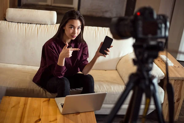 Popular Blog Stream. Attractive young girl recording video about her smartphone in order to name pros and cons. — Stock Photo, Image