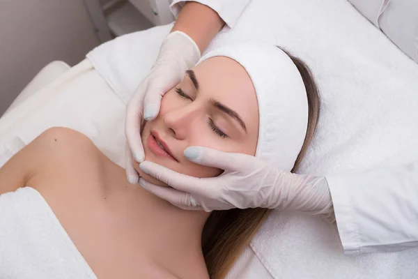 ¡Conserva tu belleza! Chica joven bien parecido relajarse y tener un procedimiento de masaje en el salón de belleza SPA . — Foto de Stock