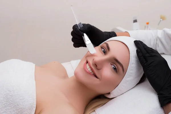 Fai l'amore con te stesso! Giovane donna attraente sdraiata sul tavolo ottenere una procedura di cosmetologia in un salone SPA . — Foto Stock