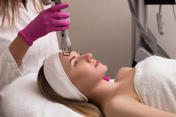 Tieni la tua bellezza! Bella giovane donna che fa procedure cosmetiche con il laser nella clinica SPA . — Foto Stock