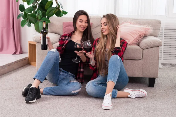 Saúde! Duas lindas garotas sexy vestindo estilo casual se reuniram com copos de vinho tinto para celebrar sua reunião ! — Fotografia de Stock