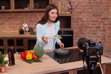 Yemek sağlıklı, canlı, güçlü çok yaşa! Onun günlük blog tutmak ve onun takipçileri nasıl sağlıklı yemek yerken uygun olması gerektiğini söylüyor çekici fitness kız.