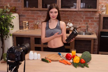 Güçlü, canlı uzun ol! Spor yapmak için kamera için yeni kullanımı kolay blender şişe gösteren çıplak gövde kızla genç güzel fitness.