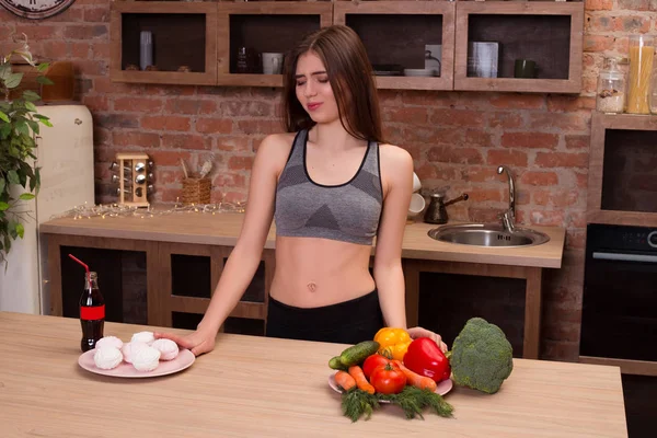 Öncelikle sağlıklı düşünün! Çünkü o sadece sağlıklı bir yaşam tarzı için zararlı bir yemek, yemek reddederek çıplak midesi olan uzun saçlı güzellik.